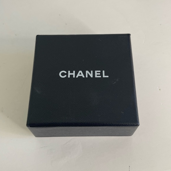 CHANEL CC Logo Camellia Gold Tone Key Ring - Picture 7 of 7